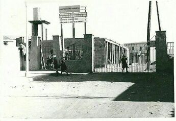 Fotografia de la tanca de l'escola abans que comencessin les obres de construcció de la mateixa